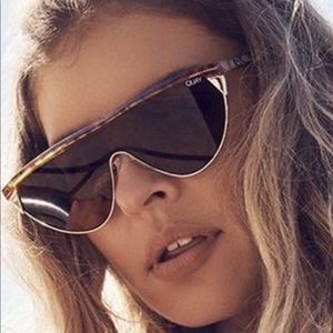 1 LEFT READ❤️🔥RArE HOST PICK!!Quay Goldie sunnies